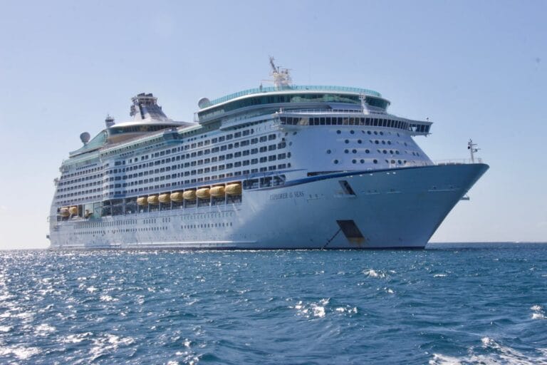 Statek wycieczkowy w porcie — rejs cruise do Wielkiej Brytanii z ETA