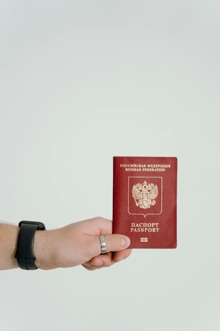 Paszport trzymany w dłoni — składanie wniosku o UK ETA przez aplikację mobilną
