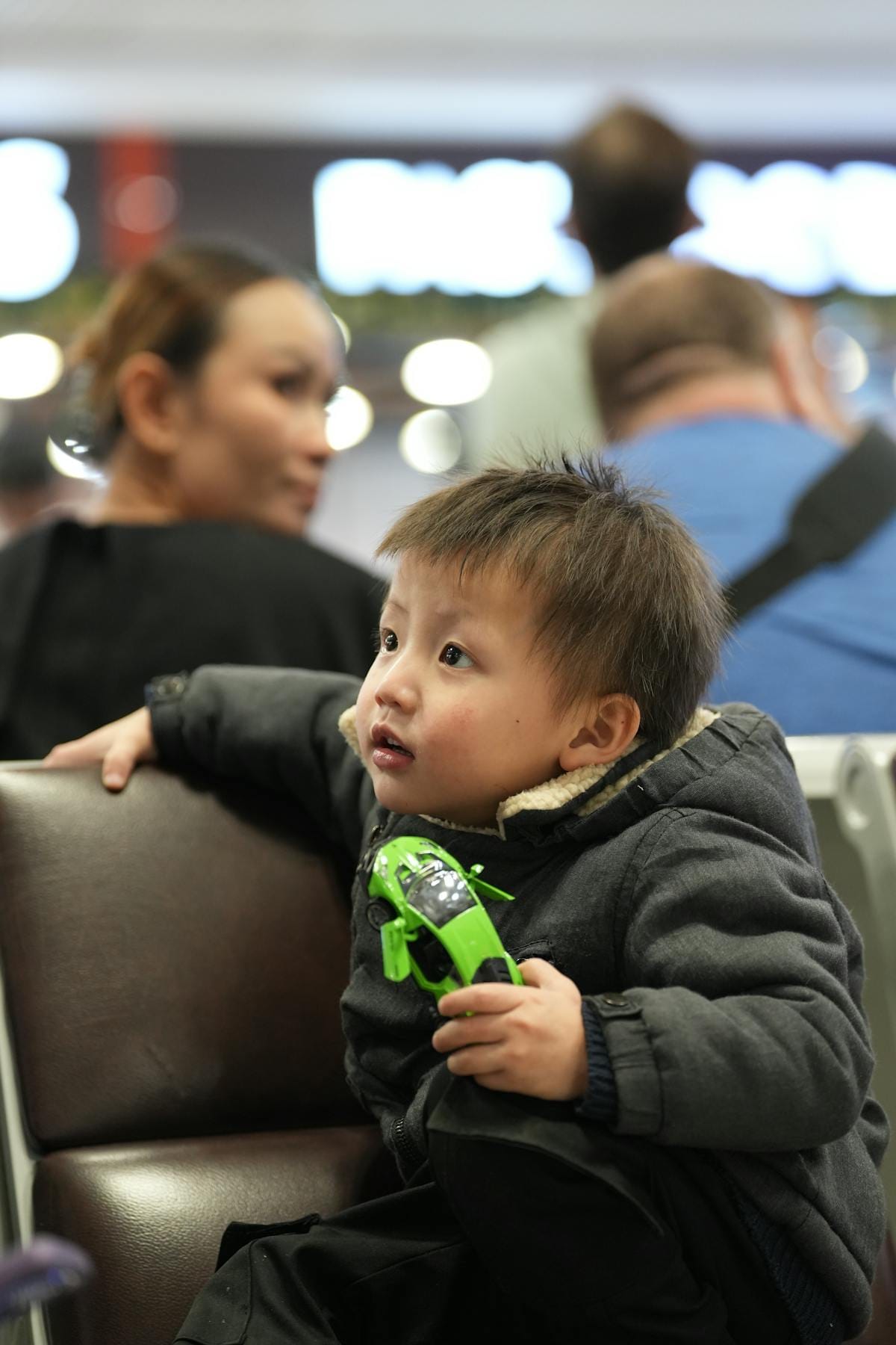 Rodzinny spacer po londyńskim parku — aktywności na świeżym powietrzu z dziećmi