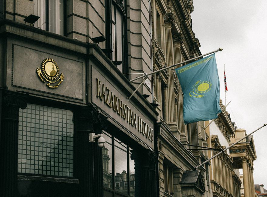 ambasada uk w polsce budynek dyplomatyczny z brytyjską flagą w Warszawie