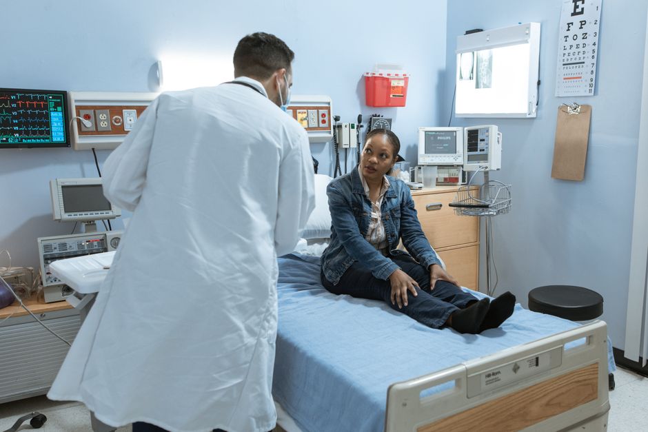 uk eta leczenie medyczne karetka pogotowia przed szpitalem NHS