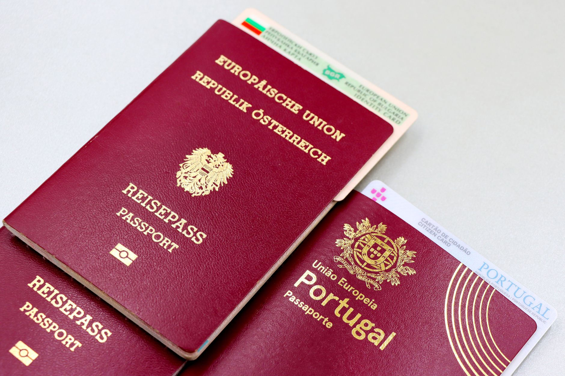 Starsze małżeństwo z paszportami przygotowane do podróży do UK na ETA