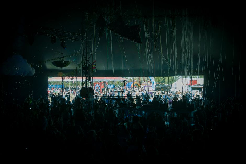 Rozentuzjazmowany tłum fanów podczas plenerowego festiwalu muzycznego latem w Wielkiej Brytanii