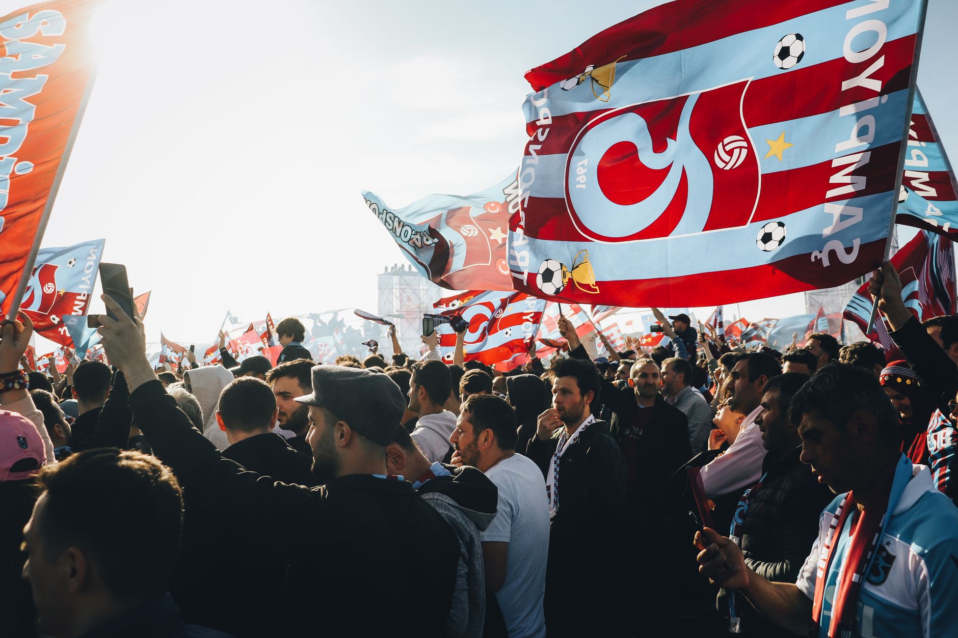Kibice z Polski na wyjazd na mecz do Anglii na trybunach stadionu Premier League