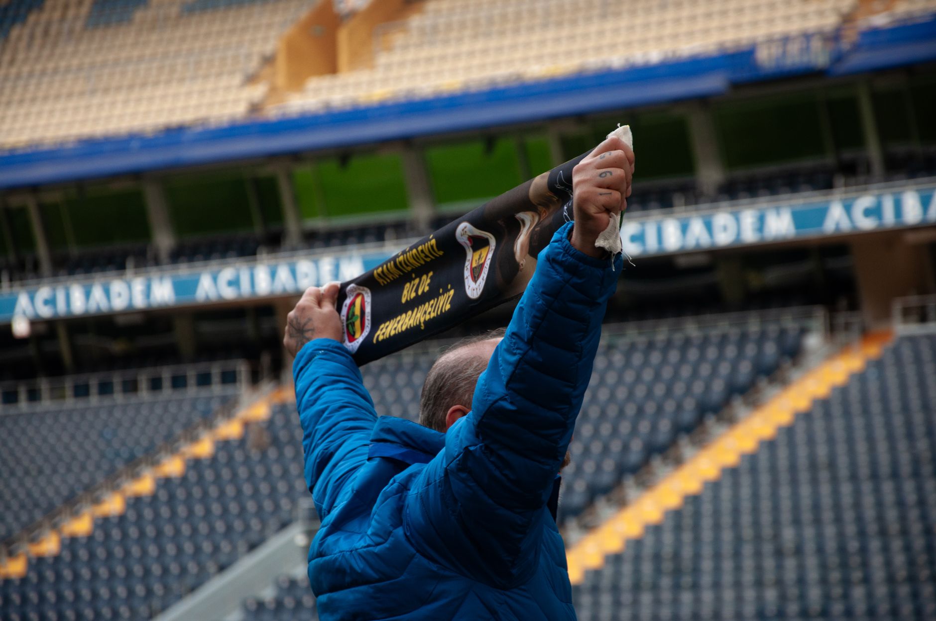 Kibice z szalikami klubowymi przed stadionem podczas kibicowskiego weekendu w Anglii
