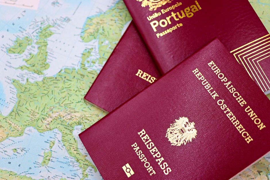 Paszport i formularz wniosku ETA UK na biurku podczas wypełniania online