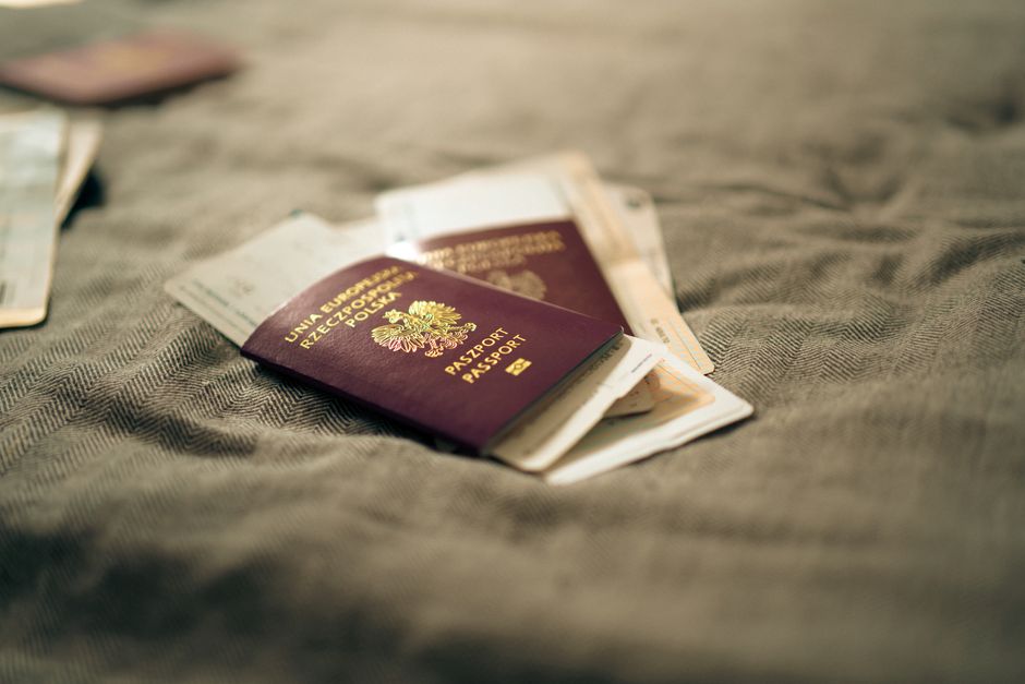 Tablica odlotów na lotnisku i pasażer z paszportem powiązanym z ETA