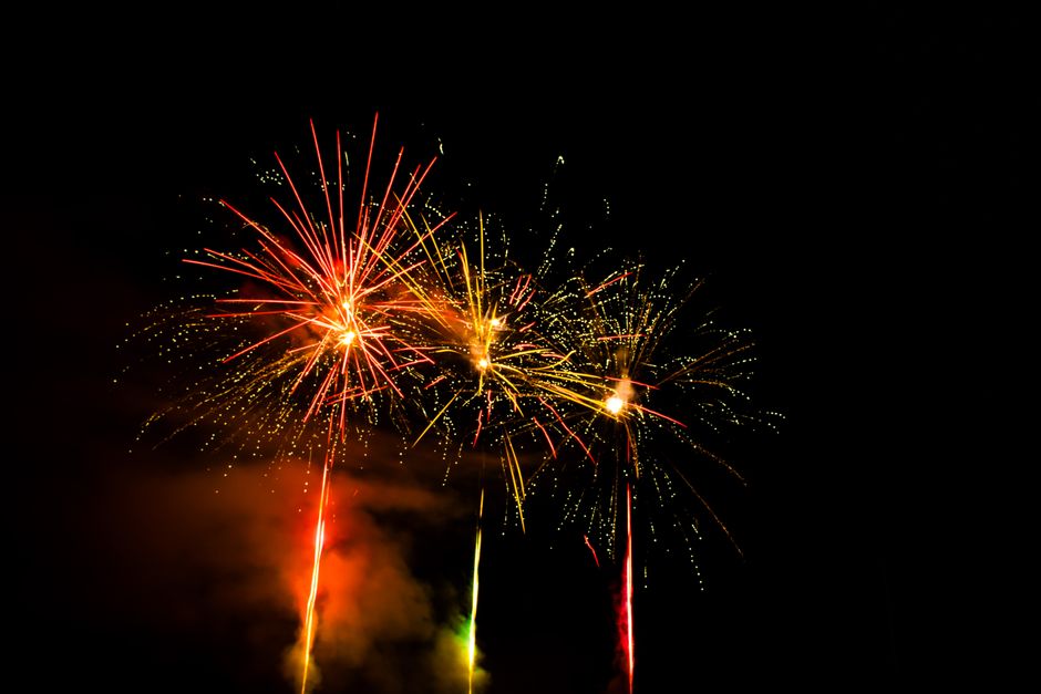 Wysokie plomienie ogniska w listopadowa noc podczas obchodow Guy Fawkes Night