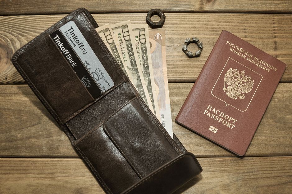 Rodzina z paszportami na lotnisku przed podróżą do Wielkiej Brytanii