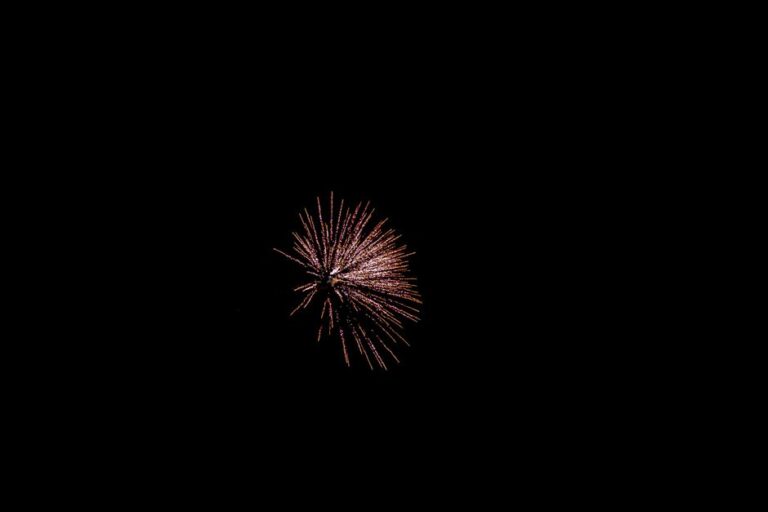 Dziecko trzymajace zimny ogien podczas rodzinnych obchodow Bonfire Night