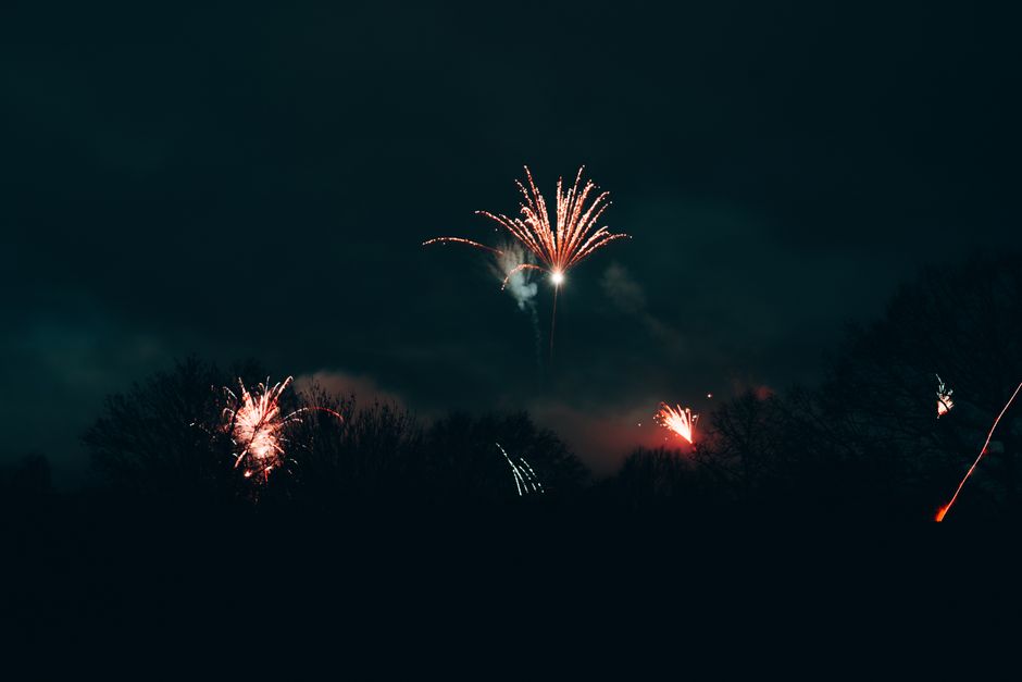 Pokaz fajerwerkow nad ogniskiem podczas Bonfire Night w Wielkiej Brytanii