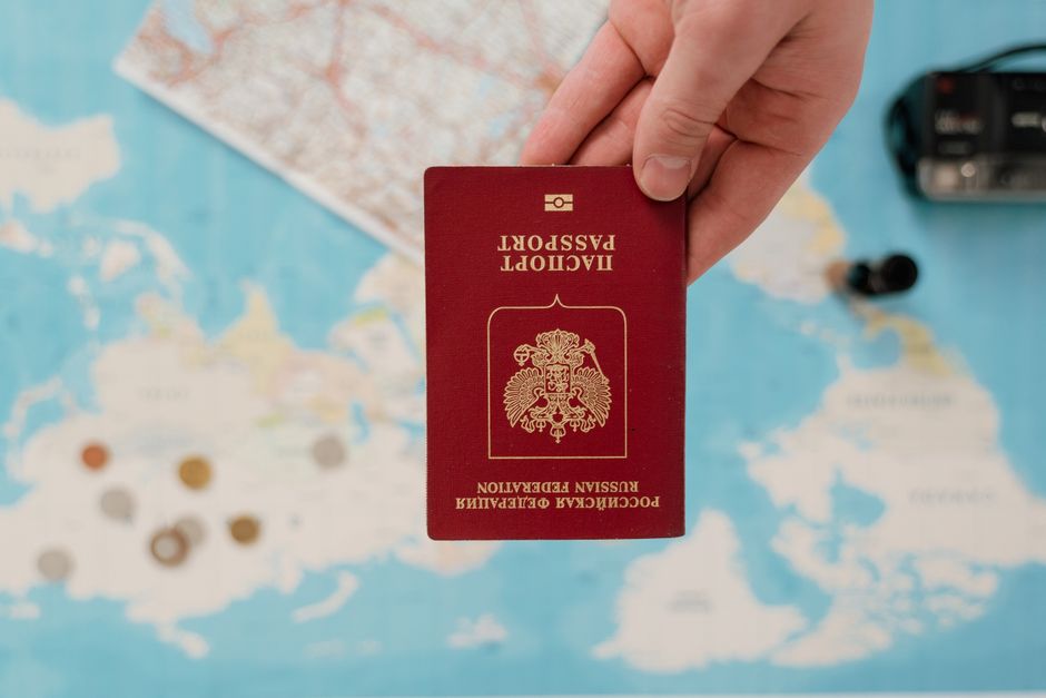 Rodzina z dziećmi na lotnisku z paszportami gotowa do podróży do UK