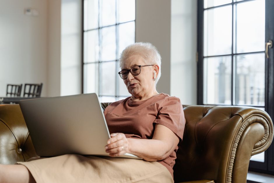 Potwierdzenie ETA w skrzynce e-mail wyświetlone na ekranie laptopa