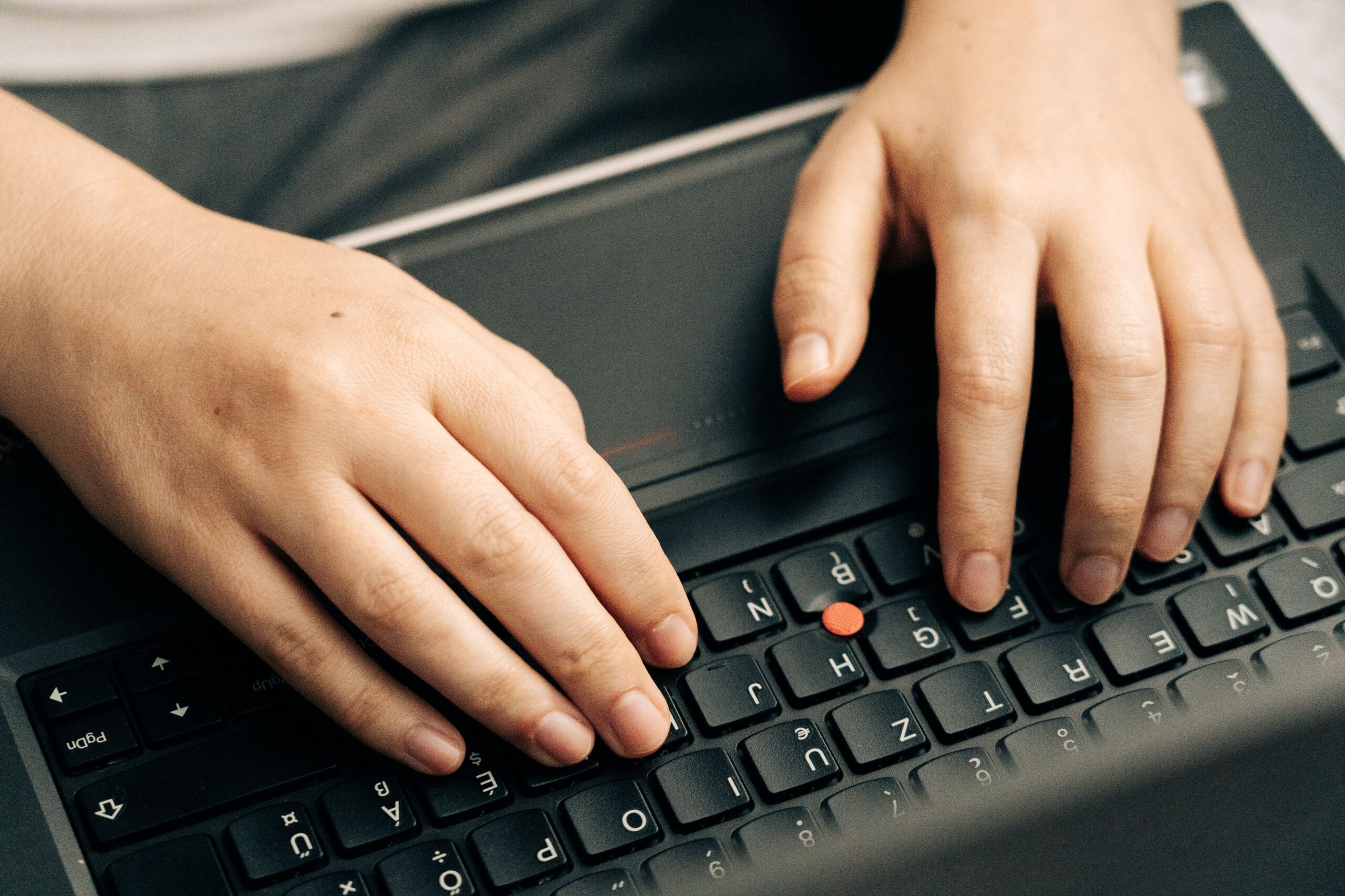 Zbliżenie na sprawdzanie poprawności wpisanych danych osobowych w formularzu ETA online